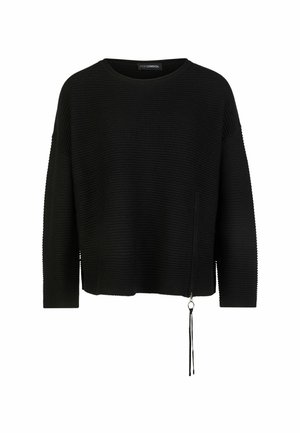 Schwarzer, gerippter Strickpullover mit langen Ärmeln, rundem Ausschnitt und seitlichem Reißverschlussdetail, das in einem Ring mit Quastenanhänger endet.