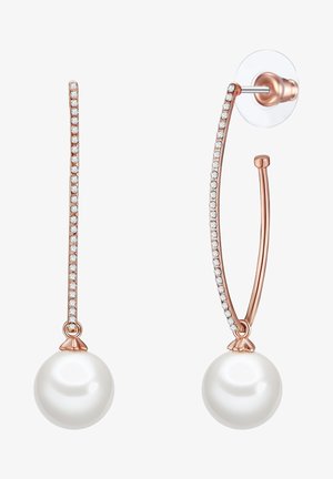 Różowo-złote kolczyki z diamentowymi akcentami i białymi perłowymi kroplami. Wygięty kształt z smukłym, błyszczącym rzędem kamieni wzdłuż jednej strony.