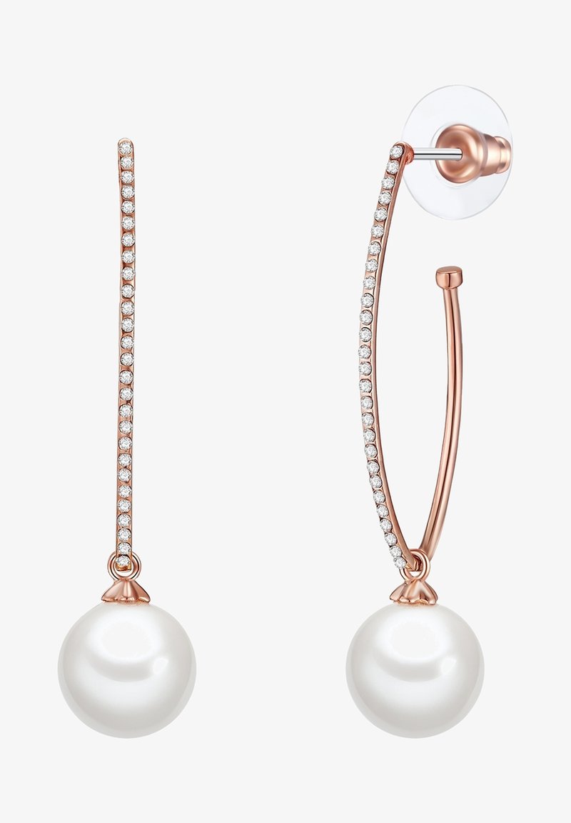 Náušnice z ružového zlata s diamantovými akcentmi a bielymi perlovými kvapkami. Zakrivený dizajn so štíhlym, žiarivým radom kamienkov po jednej strane.