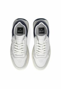 Sneakers bianchi con accenti blu navy, realizzati in morbida pelle e materiale tessile, dotati di chiusura con lacci e dettaglio perforato sulla punta.