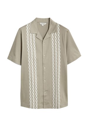 Kortebloemige khaki overhemd met een wit kettingpatroon aan de voorkant. Voorzien van een camp collar en knoopsluiting; gemaakt van lichtgewicht stof.