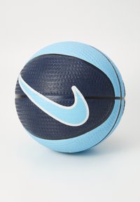 Basketbal Nike s textúrovaným povrchom, s námorníckou modrou a svetlomodrou farebnou paletou a výrazným bielym logom swoosh.