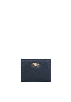 Portafoglio blu navy con texture e logo dorato "YNOT?" con una freccia e un piccolo cuore al centro davanti.