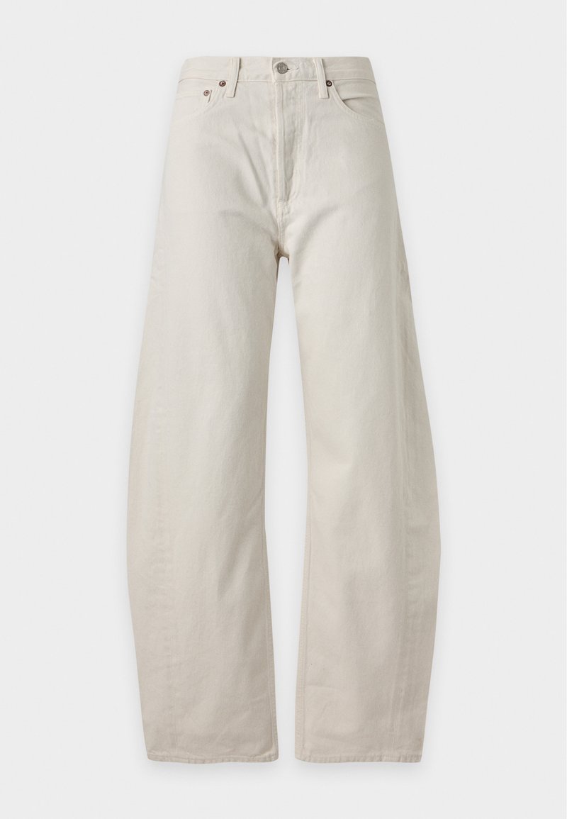 Jean large taille haute blanc cassé avec poches avant, passants de ceinture, fermeture par bouton et coutures visibles sur un fond uni.