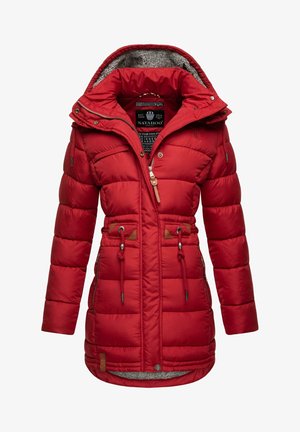 Rote Daunenjacke mit einem Reißverschluss vorne, Kordelzug in der Taille, zwei Fronttaschen und einem strukturierten grauen Innenfutter an der Kapuze. Mit braunen Lederakzenten.