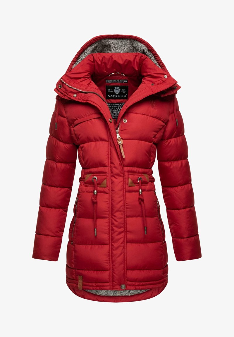 Giacca a vento rossa con zip frontale, vita regolabile con coulisse, due tasche frontali e fodera della cappuccio in grigio strutturato. Presenta accenti in pelle marrone.