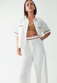 CALLI WILMA - Auduma bikses - white and tan