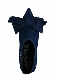 Chaussure en denim bleu marine pointue avec un grand nœud à l'avant et une fermeture éclair sur le côté. Texture lisse, design élancé.