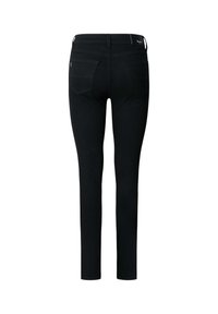 Jeans negros ajustados vistos desde atrás, con dos bolsillos traseros, passes para el cinturón y una pequeña etiqueta de marca en la cinturilla.