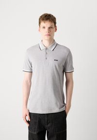 Γκρι polo μπλούζα από βαμβάκι με τριπλό κουμπί, μαύρες και λευκές ρίγες στις μανσέτες και τον γιακά, με λογότυπο.