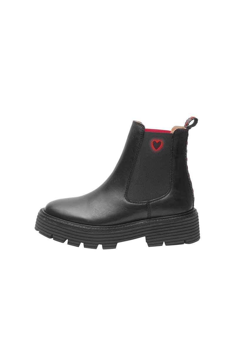 Stivale Chelsea in pelle nera con pannelli elastici laterali, suola in gomma spessa, fodera interna rossa e un dettaglio decorativo a forma di cuore sul retro.