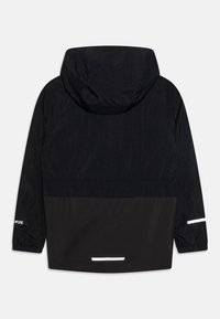 Zwarte waterdichte jas met capuchon, met een matte afwerking, reflecterende accenten en elastische manchetten. Het ontwerp is eenvoudig met een twee-kleurige effect.