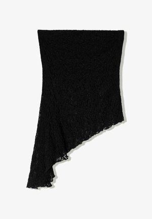 Črni čipkasti šal z teksturiranimi cvetličnimi vzorci, asimetrične oblike in valovnimi robovi, ki elegantno pada na eno stran.