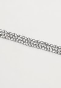 Rhinsten-armbånd med flere rækker af funklende klare krystaller sat i sølvfarvet metal, glatte runde former og et ensartet design.