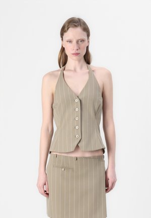 Beige halterneck topp med vertikale hvite striper, med en figurnær silhuett og fem knapplukkinger foran.