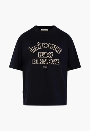 Schwarzes T-Shirt mit kurzen Ärmeln und cremefarbenem Text "INSPIRED BY THE FEAR OF BEING AVERAGE" sowie dem Markennamen "PEQUS" unter dem Text.