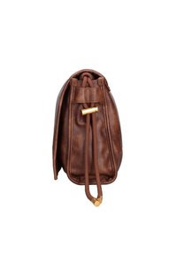 Borsa in pelle marrone con forma arrotondata, dotata di chiusura con cordoncino e dettagli in metallo dorato. Texture liscia con una leggera lucentezza.