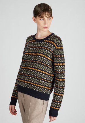 Maglione blu navy con pattern geometrici in arancione e verde. Collo a giro, vestibilità ampia e polsini a coste. Texture morbida e design a maglia dettagliata.