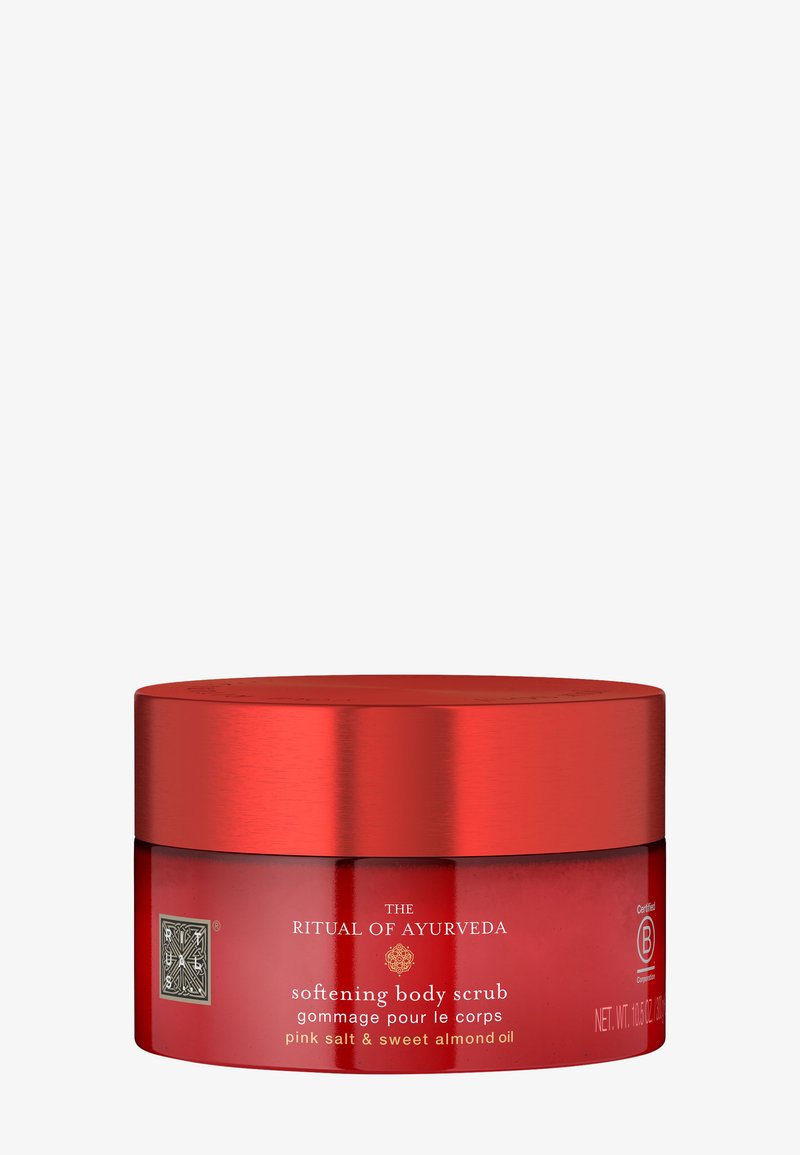 Czerwony słoik z peelingiem do ciała The Ritual of Ayurveda z solą różową i słodkim olejem migdałowym, 275 ml.