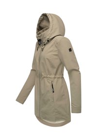 Bēša parka jaka ar kapuci, savilktu vidukli un garām piedurknēm. Iespējas ir divas ar rāvējslēdzēju pusē esošas kabatas un gluda, teksturēta auduma. 