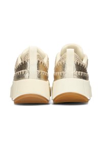 Beige Sneaker mit einem strukturierten goldmetallischen Einsatz an der Ferse, ausgestattet mit einer dicken weißen Sohle und dezenten Nahtdetails. Gummisohle mit einem strukturierten Grip.