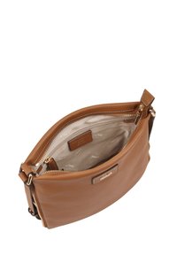 Bruine leren schoudertas met een gouden rits, beige merkstof binnenvoering en een verstelbare schouderriem.