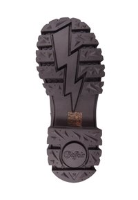 Suela de goma negra con un patrón en zigzag y un diseño de rayo. Logo en relieve y detalles de tamaño visibles en el talón.