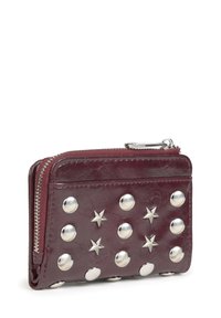 Portefeuille en cuir bourgogne avec clous en métal argenté et accents en forme d'étoile, doté d'une fermeture éclair et d'une surface texturée.