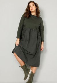 Angel of Style MIDI RUNDHALS LANGARM QUERNAHT - Denní šaty - olive