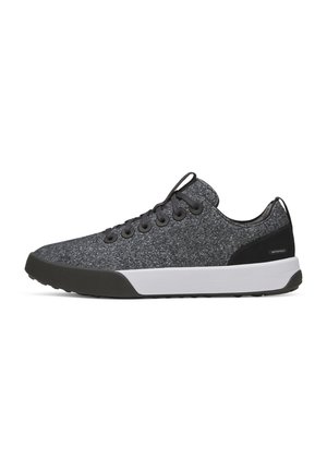 Grauer Low-Top-Sneaker mit schwarzen Schnürsenkeln, schwarzer Zehenkappe, weißer Sohle und einem wasserdichten Label im Fersenbereich.