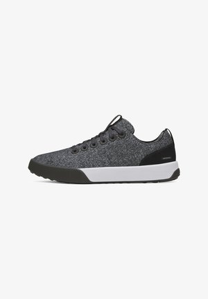 Grauer Low-Top-Sneaker mit schwarzen Schnürsenkeln, schwarzer Zehenkappe, weißer Sohle und einem wasserdichten Label im Fersenbereich.