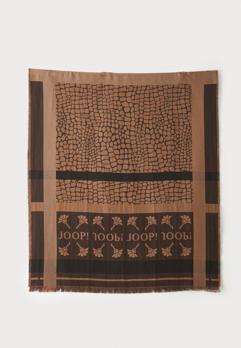 Écharpe marron à motifs avec un design texturé rappelant la peau de crocodile. Accentuée de bordures foncées et de texte répété en bas.
