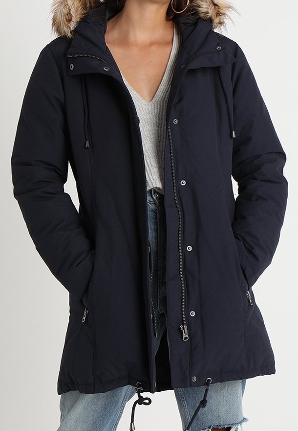 Mörkblå, isolerad parkas med huva som har pälsdetaljer. Har sidofickor, dragkedja framtill och justerbar dragsko i midjan.