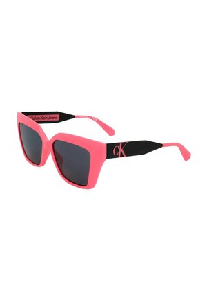 Occhiali da sole Calvin Klein Jeans rosa e neri con grandi lenti quadrate scure e logo CK sulle aste nere.