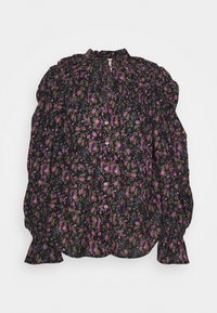 Svart blommig blus med puffärmar, med små mönster av rosa, lila och gröna blommor, knäppning fram och rufsig krage.