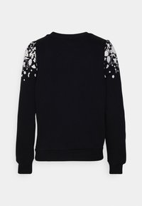 Schwarzer Sweatshirt mit rundem Halsausschnitt, langen Ärmeln und weißer floraler Stickerei auf den Schulterbereichen. Weicher Stoff und lässige Passform.