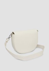 Weiße Umhängetasche aus strukturiertem synthetischem Material, mit geschwungener Form, Reißverschluss und verstellbarem Tragegurt mit eingeprägtem 'OLIVER'.