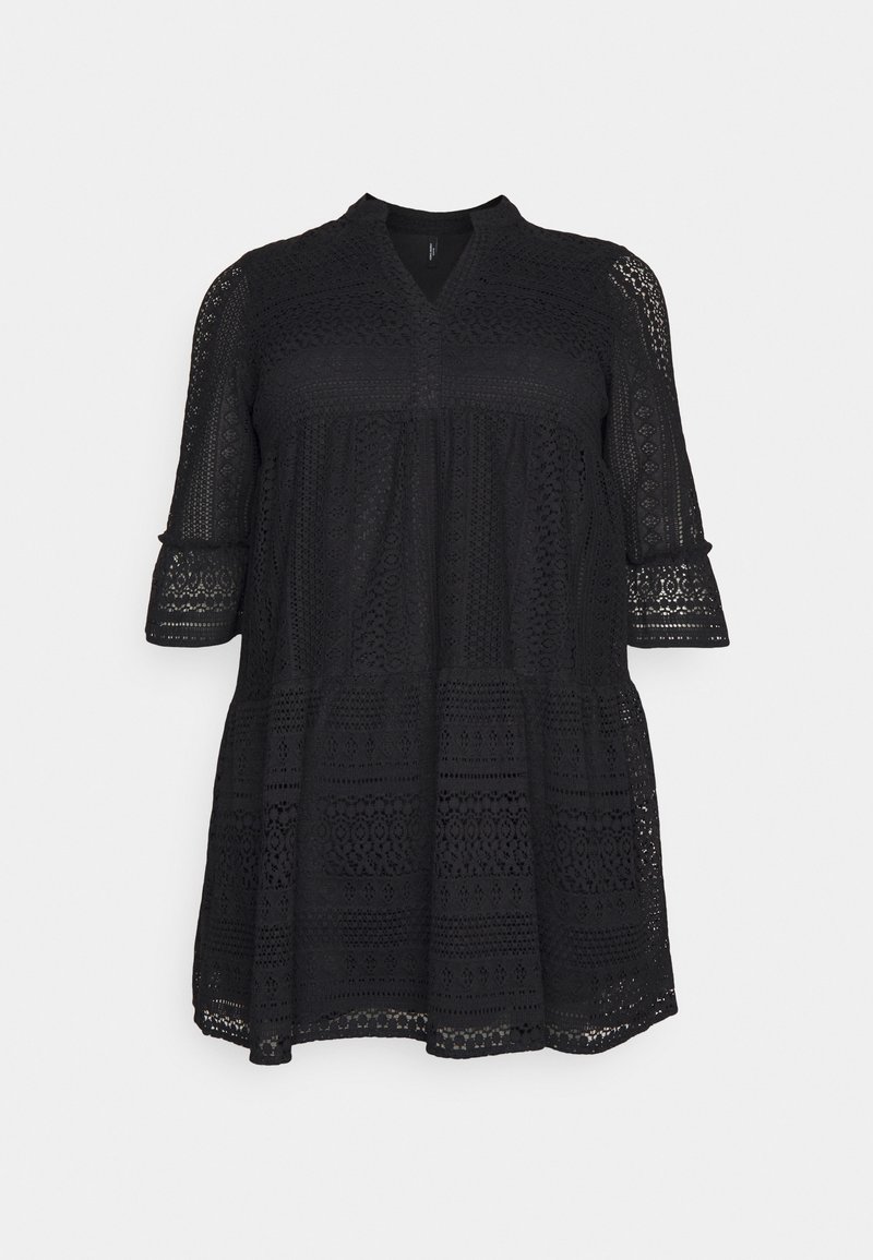 Schwarzes Spitzenkleid mit V-Ausschnitt, Dreiviertelärmeln und gestuftem Design mit filigranen Mustern und leicht ausgestellter Form.