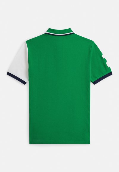 Zelené polokošeľa s golierom, krátkymi rukávmi s tmavomodrými a bielymi akcentmi a hladkou textúrou. Pohľad zozadu ukazuje celoplošný zelený dizajn.