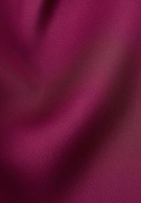 Tissu magenta profond avec une surface lisse et légèrement brillante et une texture uniforme, mettant en valeur de subtiles variations de teinte et de profondeur.