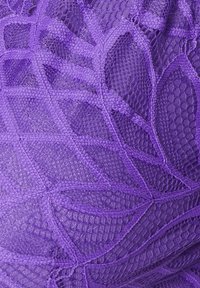 Ljubičasta čipkasta tkanina s cvjetnim uzorkom i složenim teksturama i rešetkastim detaljima, koja stvara slojeviti efekt.