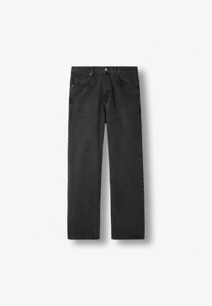 Schwarze Jeans mit geradem Bein, Vordertaschen, Gürtelschlaufen und Knopfverschluss, dargestellt vor weißem Hintergrund.