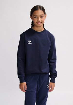 Marine sweatshirt met lange mouwen en een ronde hals. Voorzien van textuurstof en een wit logo op de linkerborst. Een paar bijpassende broeken zichtbaar.