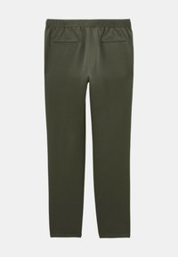 Pantalons slim en vert foncé, dotés d'une taille élastique, de deux poches arrière, d'une texture lisse et de détails de coutures minimaux.
