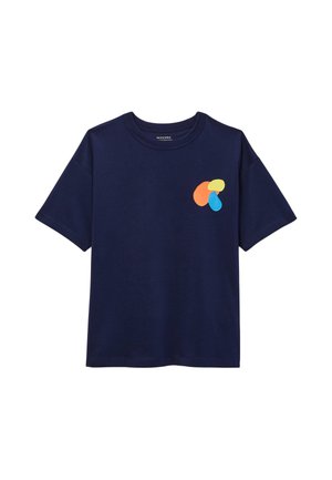 T-shirt bleu marine à manches courtes avec col rond et petites formes abstraites orange, jaune et bleue sur le côté gauche de la poitrine.
