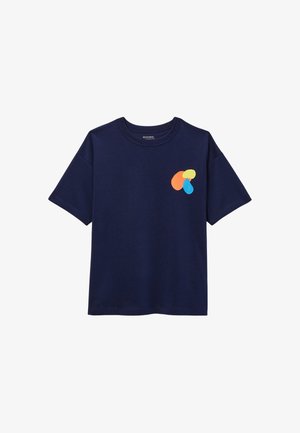 T-shirt bleu marine à manches courtes avec col rond et petites formes abstraites orange, jaune et bleue sur le côté gauche de la poitrine.