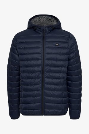 Tumed sinine tepitud puffer-jope kapuutsiga, ettepoole lukuga kinnitamine ja väike logo vasakul rinnal.