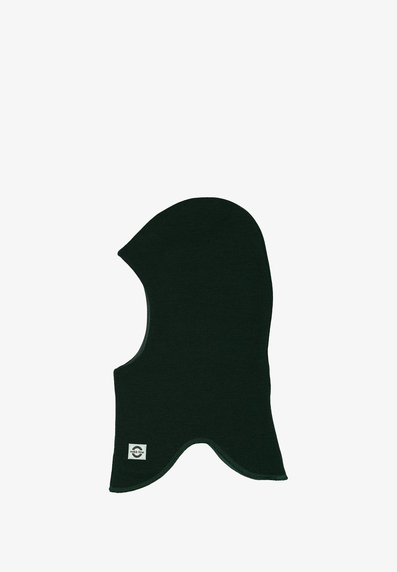 Tmavozelená pletená kukla navrhnutá na zakrytie hlavy a krku, s hladkou textúrou a logom na dolnom okraji.