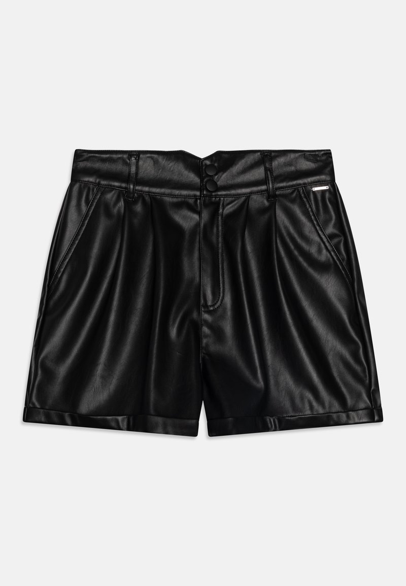 Shorts en faux cuir noir avec une texture lisse, dotés de deux poches avant, d'une taille haute et de deux boutons de fermeture en haut.