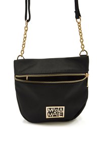 Borsa a tracolla nera in nylon con tracolla a catena dorata, tasca frontale con zip e placca con logo sul fronte. Texture liscia, forma arrotondata.